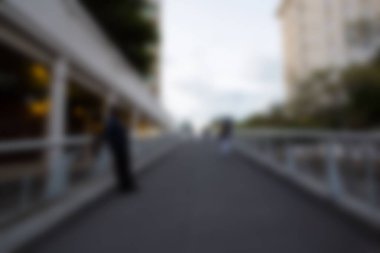 Şehirdeki yaya köprüsünde duran kişi