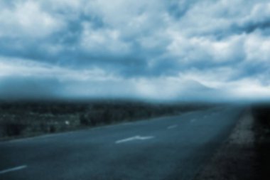 Mavi bulutlu gökyüzüne karşı yolun manzarası