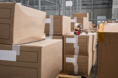 Depoda bant kesicili karton kutular var.