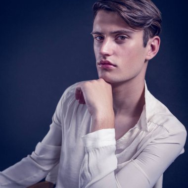 Siyah arka planda kendinden emin bir gencin portresi