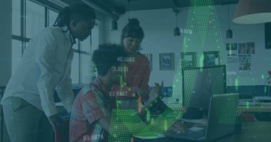 Takım elbiseli yöneticiler, ofis masasında dizüstü bilgisayarlar üzerinde çalışma kağıtları hazırlıyorlar. İş, takım çalışması, yenilik, modern, profesyonel, strateji, üretkenlik