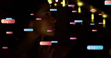 Renkli dijital görüntüye, karanlık ortamda dikkatle odaklanan insana bakıyorum. dijital sanat, yaratıcı, teknoloji, canlı, konsantrasyon, sürükleyici