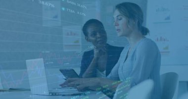 İş kıyafeti giymiş kadın profesyoneller ofiste iş birliği yapıyorlar, dizüstü bilgisayarları, tabletleri, veri kaplamaları. Şirket, takım çalışması, modern, analitik, işyeri, finans, teknoloji