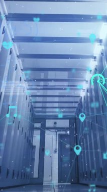 Bağlı simgelerin animasyonu, matematiksel denklem, sunucu odasında bilgisayar dili. Dijital bileşik, çoklu pozlama, iletişim, küreselleşme, veri merkezi, ağ ve teknoloji.