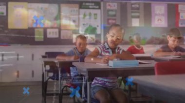 Sınıf sıralarında yazan öğrenciler ağ çizgileri oluşturan yüzen veri simgelerine başlıyorlar. Eğitim, teknoloji, işbirliği, dijital, öğrenme, yenilik, gençlik