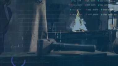 Sanayi ocağının üzerinde görünen dijital çizelgeler demircinin kollarını çaprazlayarak ölçümleri gösteriyor. Sanayi, zanaat, zanaat, makine, çalışma alanı, yenilik, dayanıklılık