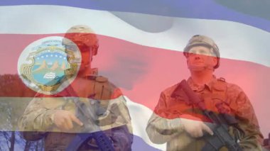 Bayraklar, askerlere yol gösteren, tüfekleri inceleyen ve askeri eğitim için gökyüzünü tarayan bir bayrak. Askeri, kamuflaj, takım çalışması, tetikte olmak, disiplin, açık hava, taktik