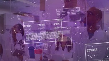 Laboratuar ekibi tablet kullanıyor. Bilim adamının cama dokunduğu notlar analiz için veri panelini güncelliyor. İşbirliği, yenilik, veri analizleri, fütüristik, teknoloji, bilim, araştırma