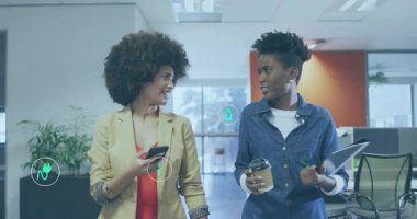 Ofiste yürüyen kadınlar, akıllı telefona hareket eden ve veri incelemesi için canlandırılmış enerji simgelerini etkinleştiren kadınlar. İşbirliği, yenilik, teknoloji, sürdürülebilirlik, takım çalışması, dijital, bağlantı