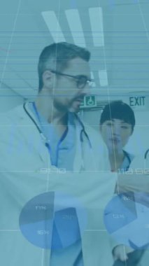 Çeşitli doktorlar üzerinde veri işleme animasyonu. küresel tıp, sağlık ve veri işleme kavramı dijital olarak oluşturulmuş video.