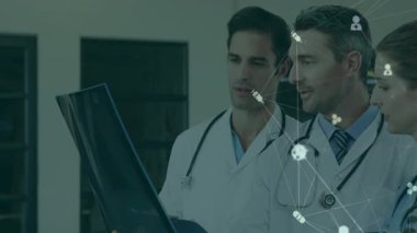 Röntgen ve işaret bölgesini yükselten doktorlar, yüzen tıbbi ikonlar, bağlanan, bulguları doğrulayan. Tıbbi, işbirliği, görselleştirme, teknoloji, teşhis, profesyonellik, sağlık hizmetleri