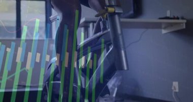 Erkek bisikletçi sabit bisiklette pedal çeviriyor, fitness çubuk grafiğini aktifleştiriyor. Atletik, performans, fitness, egzersiz, eğitim, dijital, modern