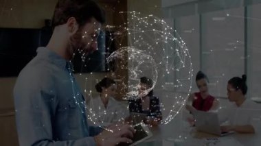 Teknoloji toplantı odasında tableti tıklatan adam, ekip verileri incelerken dönen ağ dünyasını gösteriyor. İşbirliği, teknoloji, yenilik, dijital, iş, fütüristik, takım çalışması