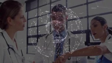 Tıbbi ekip mavi panoyu incelerken ağ küresi ortaya çıkıyor ve hasta veri analizine rehberlik ediyor. İşbirliği, sağlık, takım çalışması, yenilik, teknoloji, profesyonellik, teşhis