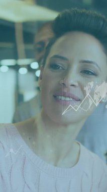 Ofisteki cam tahtaya yazı yazan kadının veri işleme animasyonu. Bilgisayar arayüzü ve iş teknolojisi kavramı