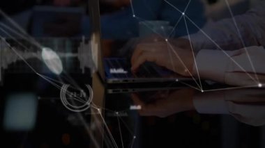 İş arkadaşları dizüstü bilgisayarda yazıyorlar. Telefon dinliyorlar. İş masasında şebekeleri gösteriyorlar. İşbirliği, teknoloji, yenilik, veri, bağlantı, profesyonel, çalışma alanı