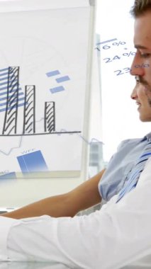 Muhtelif meslektaşların ofiste toplanması üzerine finansal veri işleme animasyonu. Küresel iş, finans, bilgisayar ve dijital arayüz kavramı dijital olarak oluşturulmuş video.