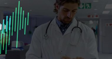 Hastanedeki doktor notları not alıyor, sağlık ölçümlerini izlemek için çubuk grafiklerini ayarlıyor. Tıbbi, veri, görselleştirme, profesyonel, sağlık, modern, analitik
