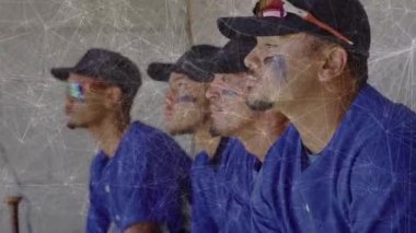 Koçun işaret vermesiyle birlikte, beyzbol takım arkadaşları yedek kulübesinde demiryolu üzerinden maç izliyorlar. Sporcular, takım çalışması, odaklanma, kararlılık, spor, açık hava, yoldaşlık