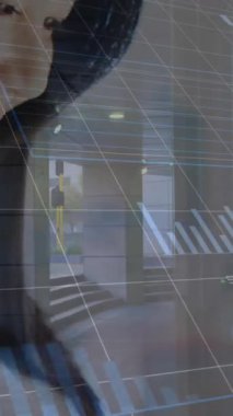 Akıllı telefon kullanan Asyalı kadın hakkında finansal veri işleme animasyonu. Dijital olarak oluşturulan küresel iletişim, iş, finans, bilgisayar ve veri işleme kavramı.