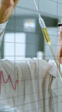 Kafkas erkek bilim adamının laboratuvarda finansal veri işleme animasyonu. Küresel bilim sektörü, bağlantılar, hesaplama ve veri işleme kavramı dijital olarak oluşturulmuş video.