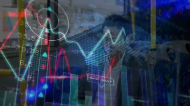 Adam otobüste tableti tıklatıyor. Canlı finans grafikleri, şeffaf dünya haritasında yer değiştiriyor. Teknoloji, analitik, mobil, veri görselleştirme, kentsel, profesyonel, iletişim