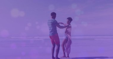 Hayat tarzı için güneşli plajda dans eden çift, adam elini kaldırıyor ve dalgalanmayı önlüyor. Romantizm, açık hava, sükunet, ahenk, zarafet, hareket