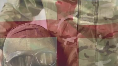 Askeri asker miğferini indiriyor. Kızıl haç üst üste biniyor ve Amerikan bayrağı göndere çekiliyor. Cesaret, vatanseverlik, disiplin, esneklik, güç, üniforma, adanmışlık.