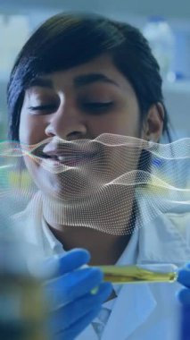 Laboratuvarda DNA iplikçikli animasyon örneklerini inceleyen bir bilim adamı. Biyoteknoloji, araştırma, genetik, moleküler, yenilik, analiz