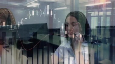 Operatör çağrı üzerine konuşurken mikrofon patlaması kaldırıyor, şeffaf kaplamada finansal çizelgeler canlandırılıyor. Profesyonel, takım çalışması, veri, analitik, finans, iletişim, kurumsal