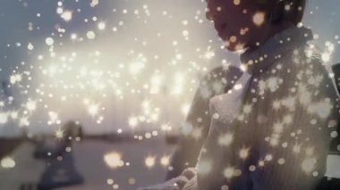 Teknoloji ekibi rıhtıma animasyon Bokeh uyguluyor. Işıklar sönüyor. Oturan kız gülümsüyor. Sakin, düşünceli, sıcak, nostaljik, sinematik, sakin, yansıtıcı.