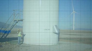 Kuleyi tararken ve gerçek zamanlı verileri izlerken rüzgar türbini üssündeki mühendis çağrısını sonlandırıyor. Sanayi, teknoloji, analitik, enerji, üretkenlik, yenilik, kesinlik