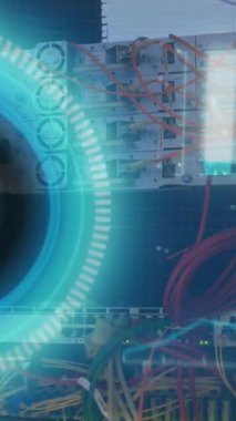 Ekran ve bilgisayar sunucularında veri işleme animasyonu. Dijital olarak oluşturulmuş küresel bilgisayar ve veri işleme kavramı.