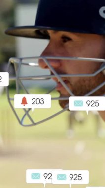 Çeşitli erkek kriket oyuncuları üzerinde ikonlar ve veri işleme animasyonları. Küresel spor, sosyal medya, bağlantılar, hesaplama ve veri işleme kavramı dijital olarak oluşturulmuş video.