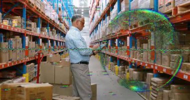 Envanter uzmanı tablete güç veriyor. Depo raflarında sanal tarama başlatılıyor. Hedef nesneyi doğruluyor. Teknoloji, lojistik, otomasyon, depo, sanayi, dijital, verimlilik