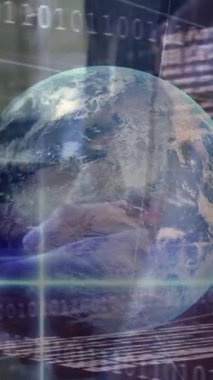 Akıllı telefon kullanan beyaz bir adam için dünya, istatistik ve finansal veri işleme animasyonu. Küresel iş, bağlantılar, ağlar ve veri işleme kavramı dijital olarak oluşturulmuş video.