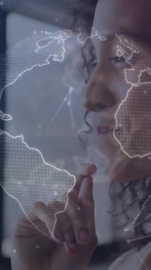 Animasyon kullanarak, dijital dünya haritası olan kadın küresel bağlantıyı gösteriyor. Teknoloji, yenilik, ağ, iletişim, fütürist, veri