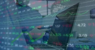 Klinisyen akıllı telefon dinleme, finansal veri içeren dizüstü bilgisayar yazma gözden geçirme raporunu akranlarıyla örtüyor. Tıbbi, veri, takım çalışması, profesyonel, teknoloji, analitik, klinik