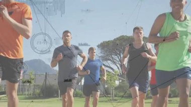 Kamera açılışı, altı erkek koşucunun çim tarlasında koşup fitness yapmalarını sağlıyor. Atletizm, takım çalışması, motivasyon, dinamik, canlı, açık hava, dayanıklılık