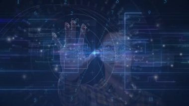 Erkek, sağ elini holografik tarama ızgarasına kaldırarak doğrulama için biyometrik verileri yakalıyor. Fütürist, siber, dijital, arayüz, teknoloji, yenilik, kimlik denetimi