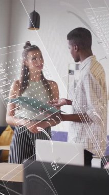 Grafiklerin animasyonu, dairelerin yüklenmesi, rakamların değiştirilmesi, dünya, çeşitli iş arkadaşlarının raporları tartışması. Dijital bileşik, çoklu pozlama, iş, planlama, takım çalışması, ilerleme ve küreselleşme.