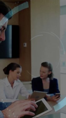 Ofiste iş birliği, bulut güvenlik animasyonu sahnesiyle iş birliği. İşbirliği, takım çalışması, siber güvenlik, teknoloji, yenilik, dijital