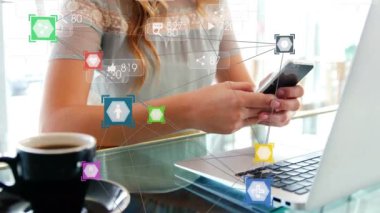 Akıllı telefon ekranını tıklatan, yüzen kalpler ve baş parmak ikonları gibi yükselen bir kadın. Teknoloji, sosyal medya, bağlantı, dijital medya, profesyonel, çalışma alanı, modern