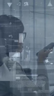 Asyalı iş kadını yürürken veri işleme animasyonu. küresel iş, finans, bağlantılar ve dijital arayüz konsepti dijital olarak oluşturulmuş video.