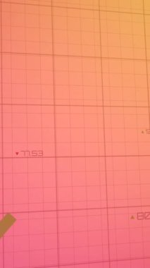 Şebeke üzerinde yeşil çizgilerle finansal veri işleme bileşimi. Küresel iş, finans, dijital arayüz ve dijital olarak oluşturulan veri işleme kavramı.