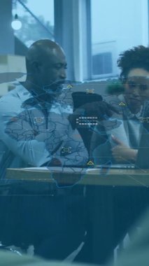 Dijital dünya haritasıyla animasyon kullanan iş adamları. takım çalışması, teknoloji, küresel, işbirliği, beyin fırtınası, yenilik