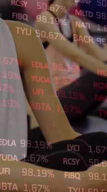 Spor salonunda, finansal veri işleme animasyonlarıyla egzersiz yapan kadınlar. Fitness, teknoloji, finans, egzersiz, analiz