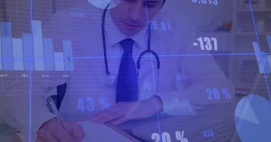Doktor tıp bürosunda notlar yazıyor, dijital bar grafikleri ve pasta grafikleri güncelleniyor. Tıbbi, sağlık, analiz, veri, profesyonel, dijital, inceleme