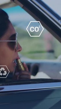 Çevresel verileri ve simgeleri olan üstü açık araba kullanan bir kadın animasyonu örtüyor. Sürdürülebilirlik, çevre dostu, gelecekçi, teknoloji, yenilik, animasyon