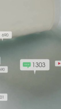 Hap şişesinden dökülen tabletler üzerinden sosyal medya bildirimlerinin canlandırılması. Sosyal ağ, tıbbi hizmetler, tıp, dijital arayüz ve iletişim, dijital olarak oluşturulmuş video.